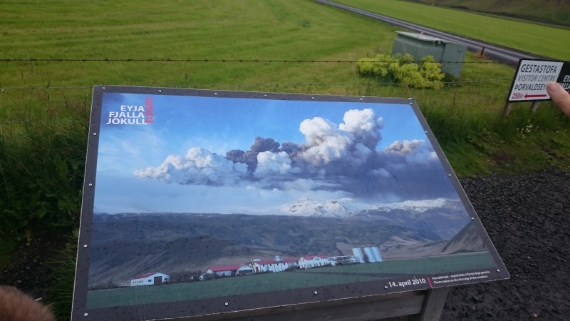 Siedmy deň: Sopka Eyjafjallajökull, naozaj tam však je (až tu som sa naučil názov sopky naspamäť, podľa pomôcky vľavo hore)
